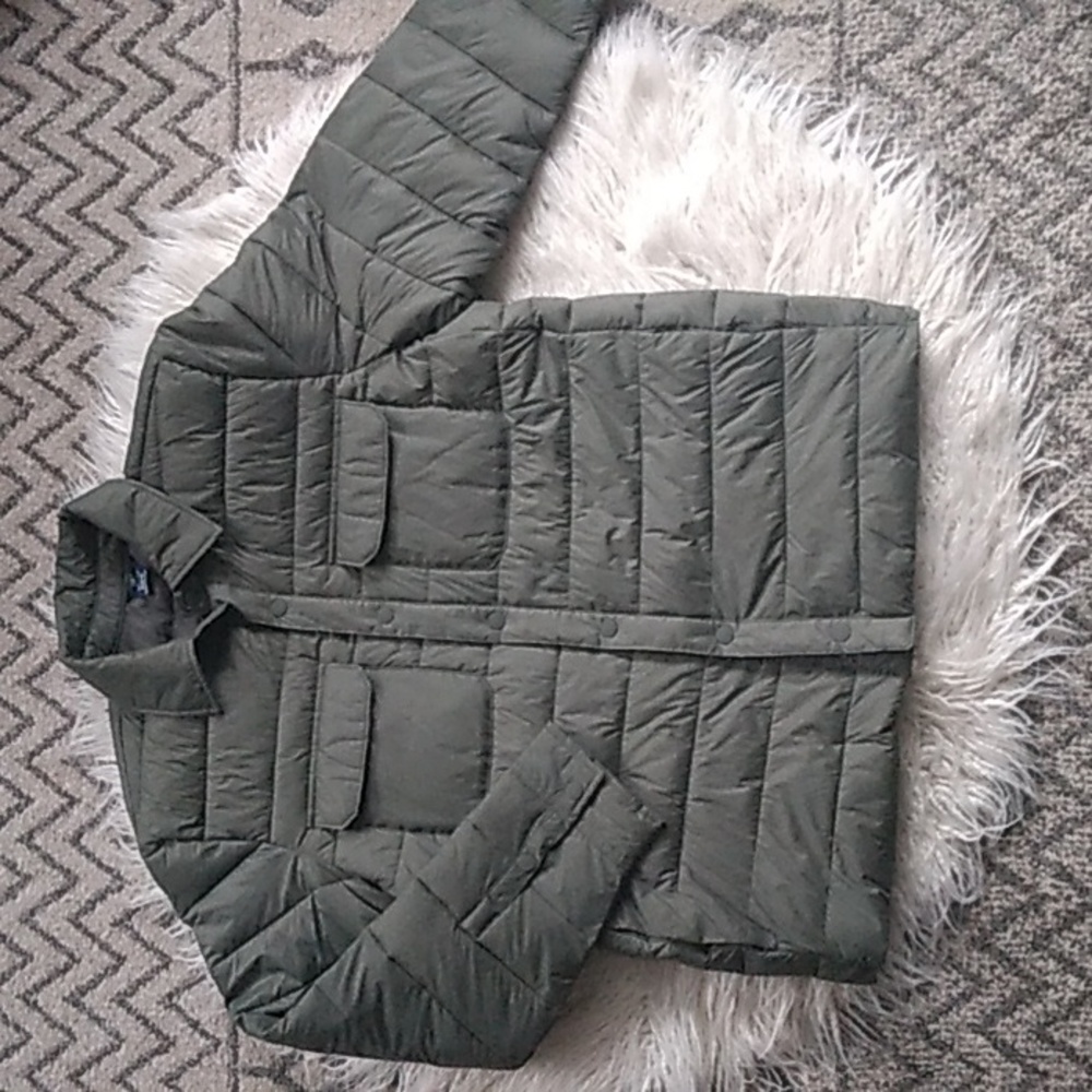 Mens lightweight puffer coat. Size Medium Olive green. Never worn.